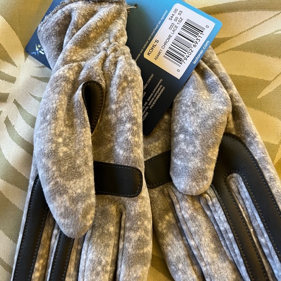 Isotoner Women's Fuzzy Gray Gloves - ONE SIZE FITS ALL - NEW-NEVER WORN - Picture 5 of 6
